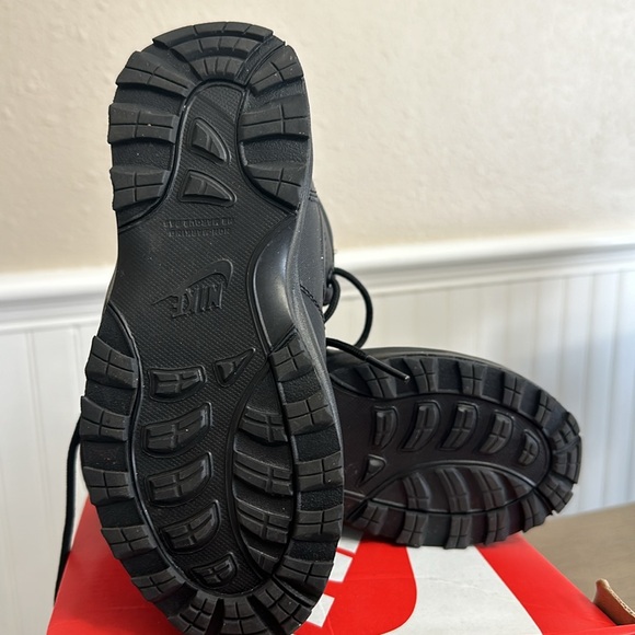 Boys size 13C Nike Manoa LTR boots like new worn only two times - Picture 2 of 3